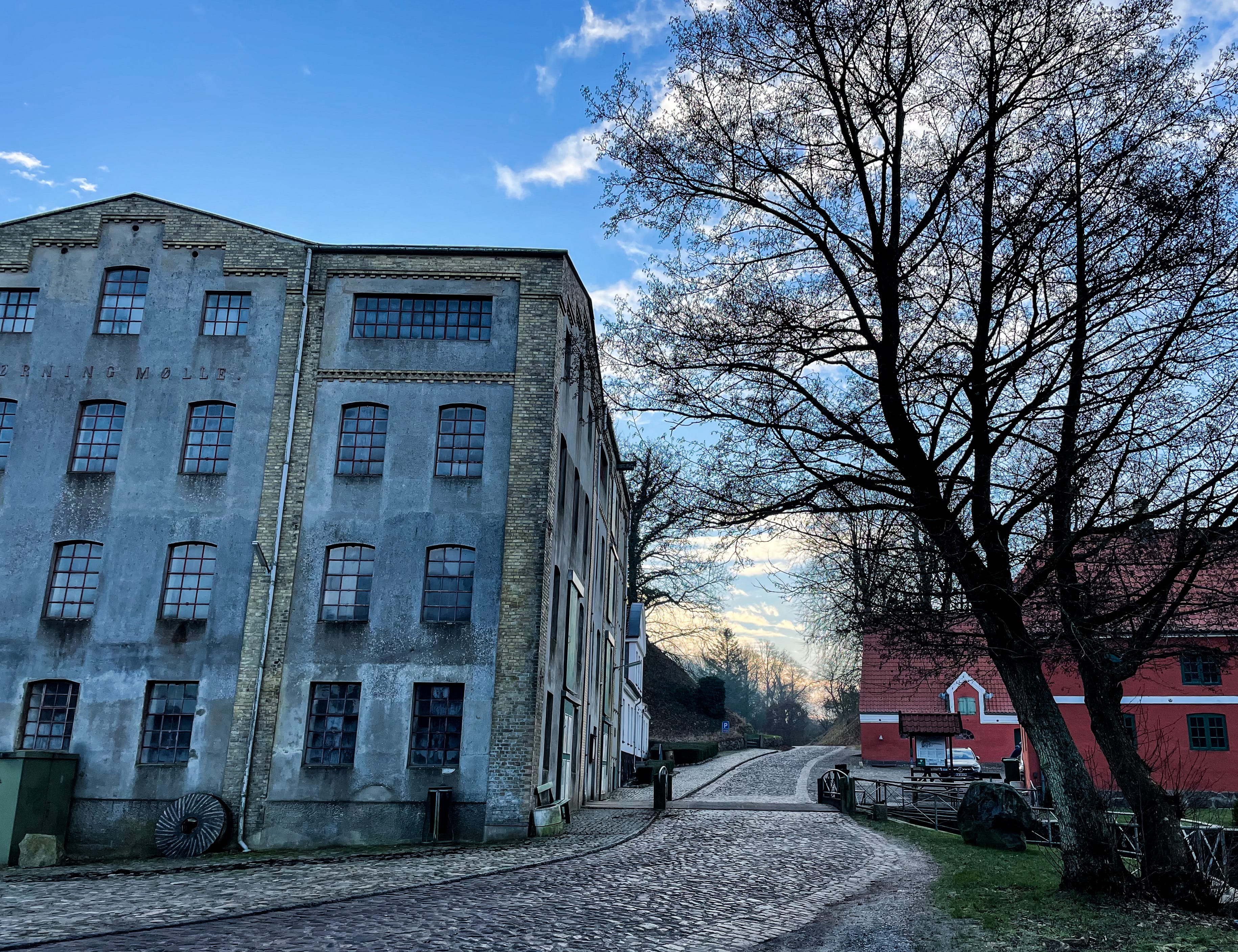 Blandt de populære vandreruter i Haderslev Kommune er Tunneldalstierne, der blandt andet kommer forbi Tørning Mølle. (Foto: Haderslev Kommune)