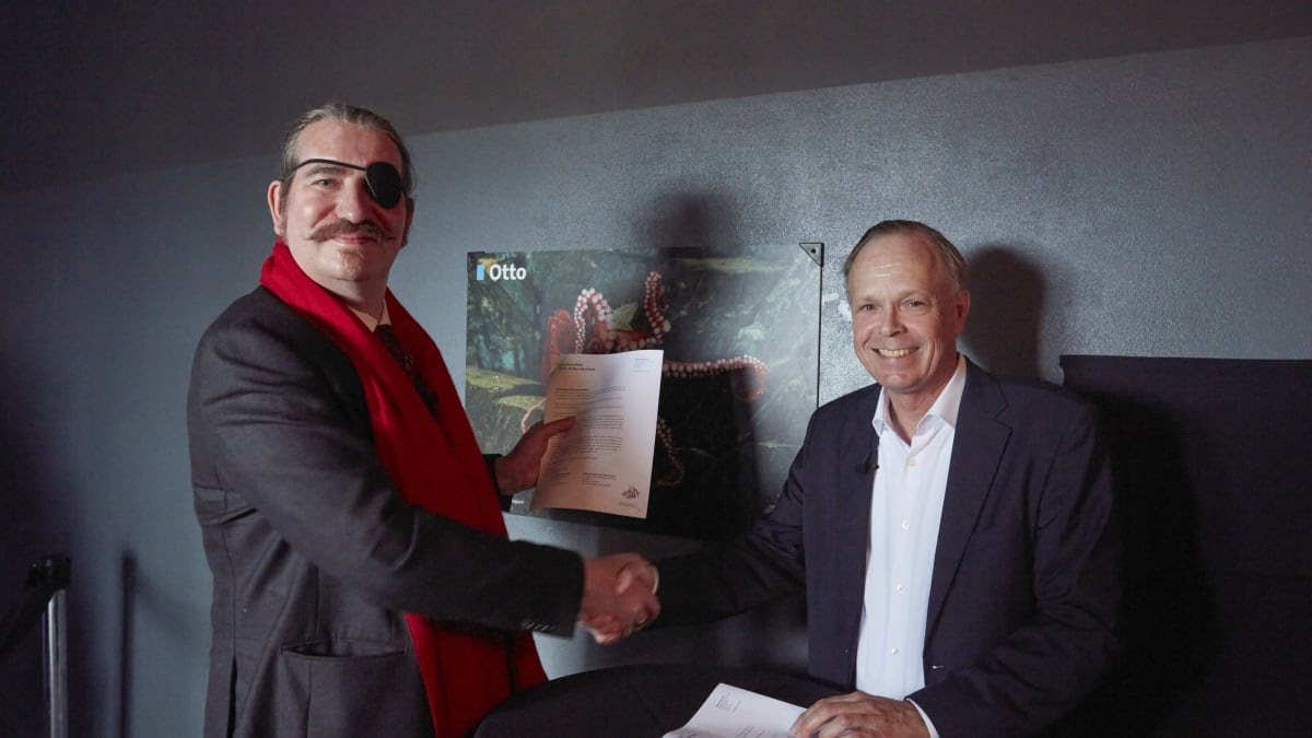 Niklas Nikolajsen von Karlshof, founder af Bitcoin Suisse, overrakte i dag en donation til blæksprutten Otto på 560.000 danske kroner til direktøren for Den Blå Planet, Danmarks Akvarium, Jon Diderichsen.