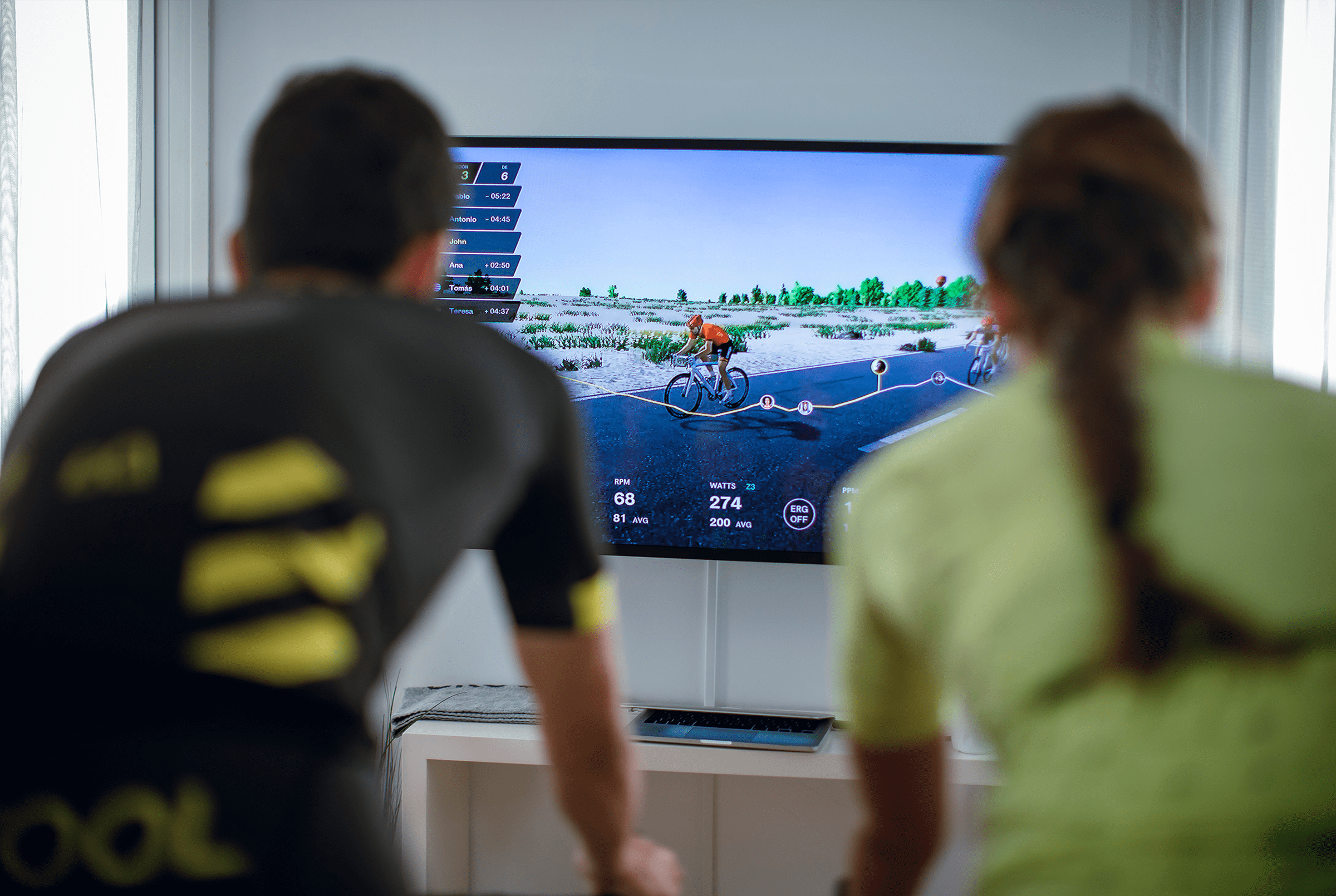 Virtuel cykling kan foregå i stuen eller ved events. (Foto: Bkool)