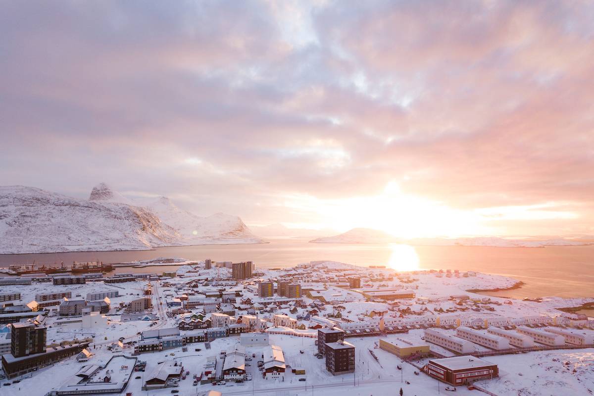 Solopgang over Nuuk. (Foto: Aningaaq R. Carlsen/VisitGreenland)