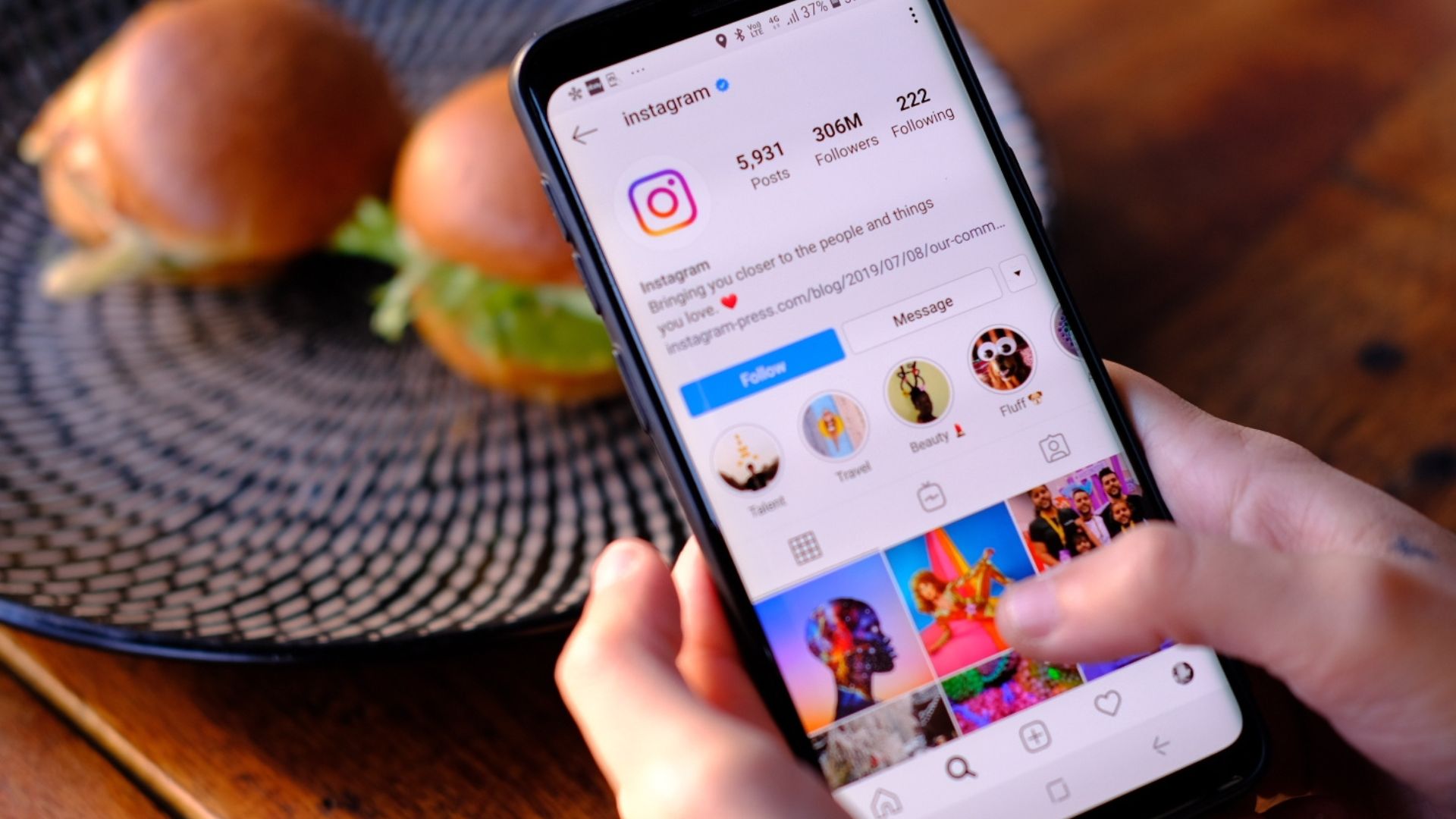 Person, der scroller gennem Instagram på sin mobiltelefon
