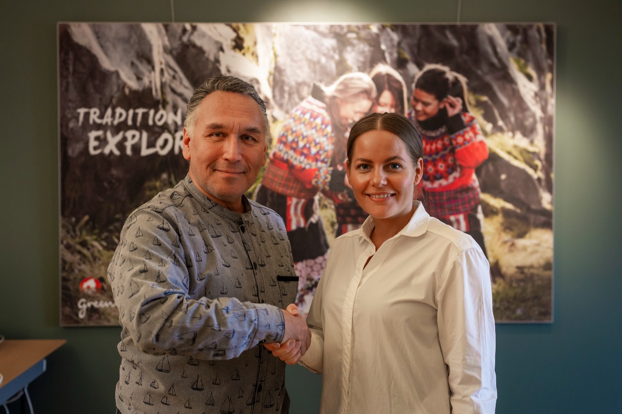 Visit Greenlands CEO, Anne Nivíka Grødem og Innovation Greenlands direktør, Allan Chemnitz kort efter underskrivelsen af aftalen. (PR-foto)