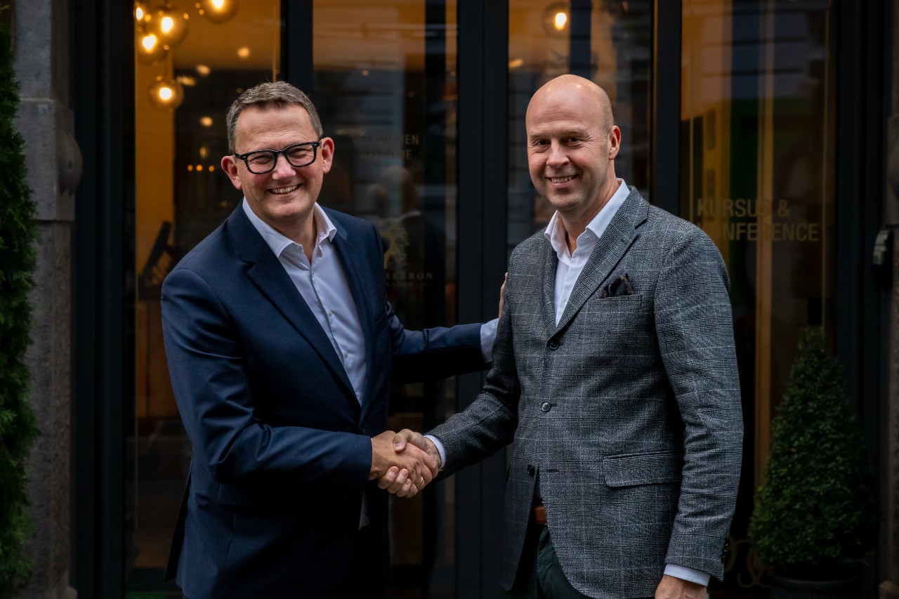 CEO i Small Danish Hotels, Finn Kræfting (tv) og Johan Michelson, CEO i BWH Group i Norden. (Foto: Morenoclicks)
