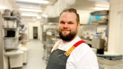 ”Vi bliver aldrig Vestkystens bedste spisested, for vi har jo Henne Kirkeby Kro med Michelin-stjernerne. Men vi vil gerne give vores gæster en spiseoplevelse, der nærmer sig Michelin-oplevelse," siger Casper Rosendahl, Arnbjerg Pavillonen. (Foto: Lars Bo Axelholm)