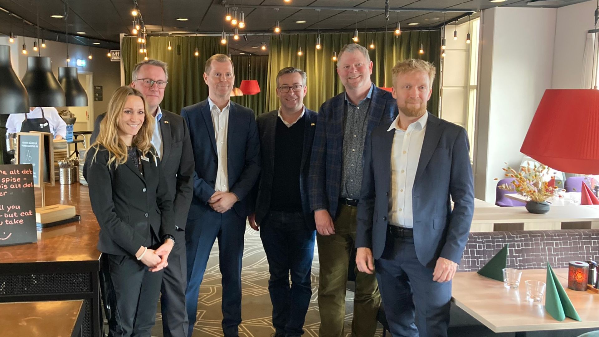 Erhvervsminister Morten Bødskov (S) og erhvervsordfører Hans Andersen (V) besøgte torsdag Scandic Park i Roskilde. Anledningen var offentliggørelsen af de rekordhøje overnatningstal for 2022. Også kommerciel direktør for Scandic, Klaus Johansen, Roskildes borgmester Tomas Breddam (S) og direktør for Destination Fjordlandet Thomas Kær Mahler deltog. Nicholine Treldal, hoteldirektør på Scandic Roskilde Park viste rundt. (Foto: David Lose)