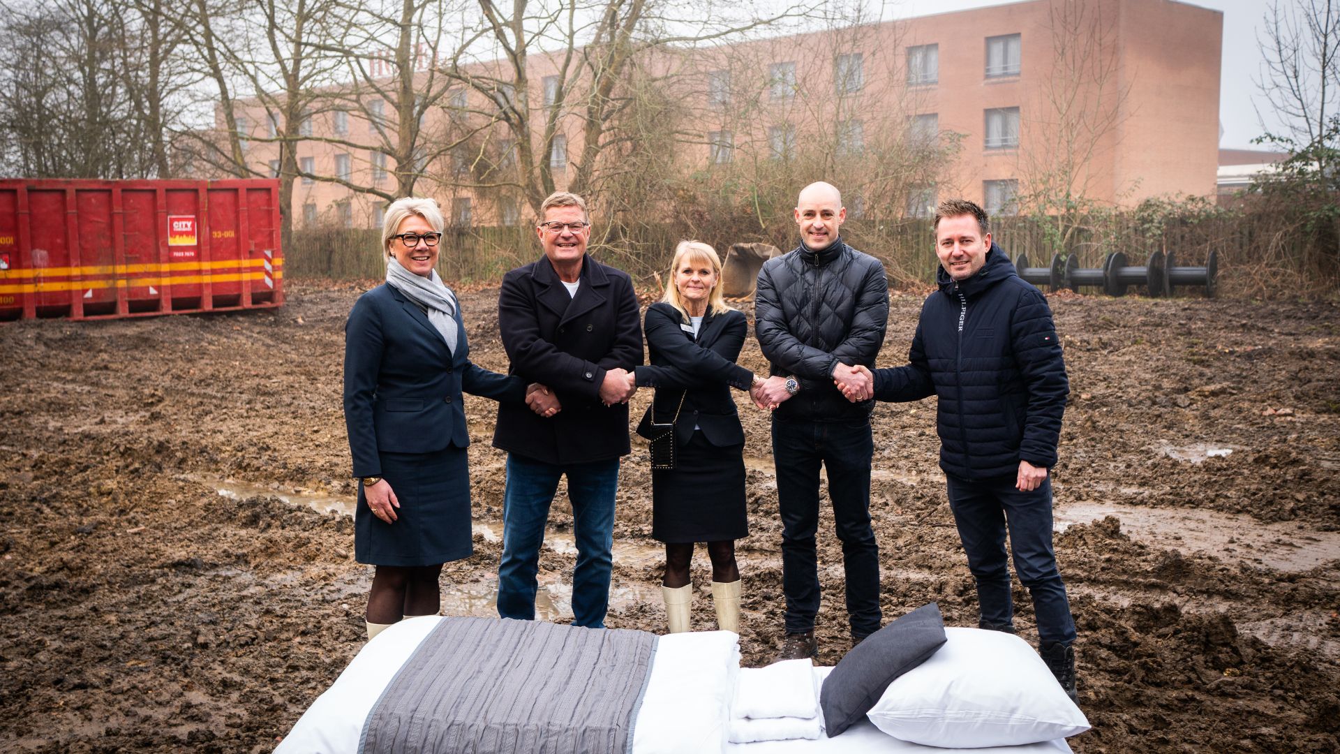 Første spadestik til udvidelsen af Hotel Odense. Fra venstre Lone Palm, konferencechef på Odense Congress Center – Jens Nissen, direktør hos NJ Gruppen – Tina Van der Zee, hotelchef på Hotel Odense – Jørn Albertsen, teknisk direktør hos NJ Gruppen – Enrico Augustinus, administrerende direktør i Odense Sport & Event. (PR-foto)