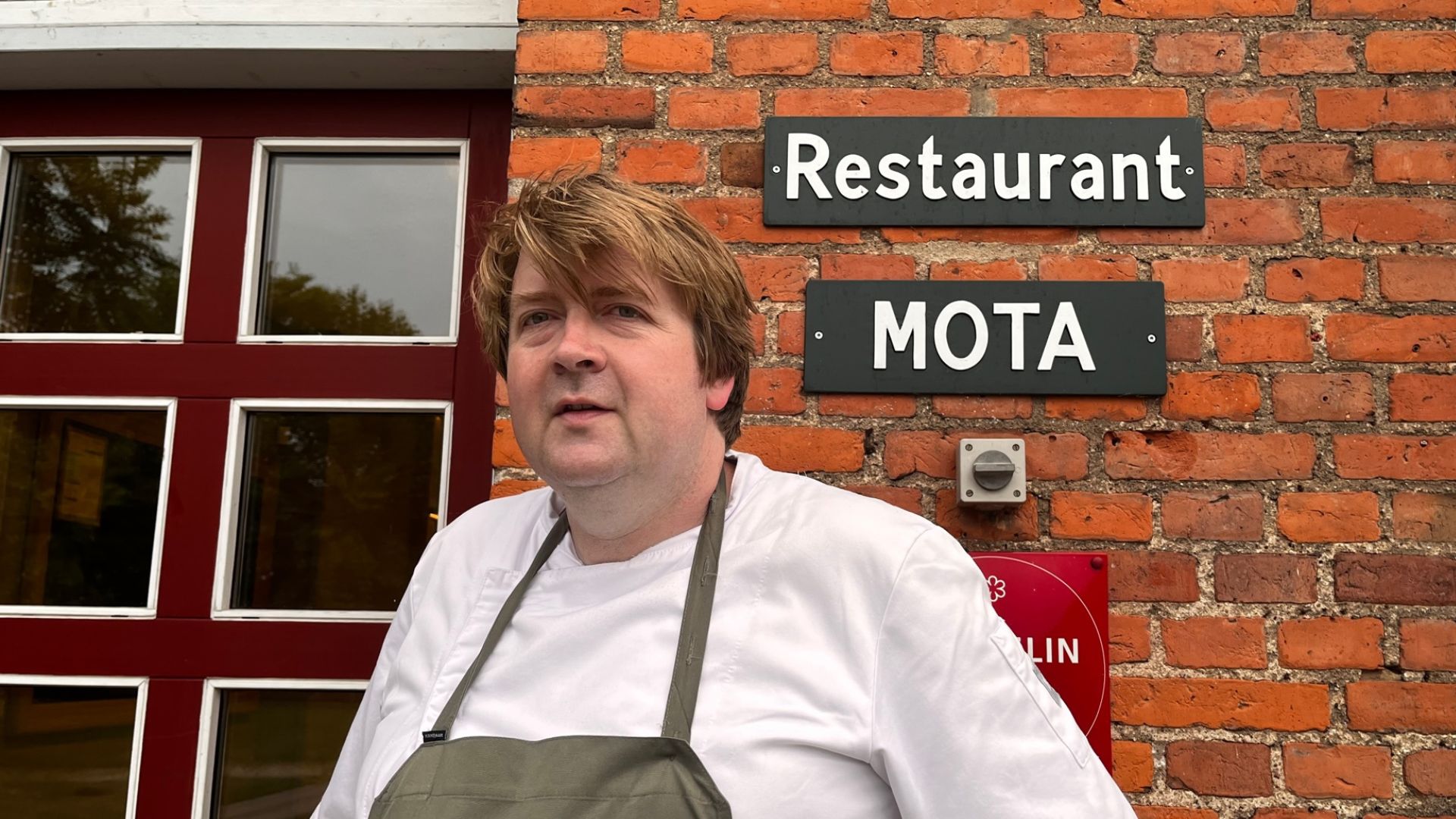 Jeg drømmer ikke om at eje 50 restauranter, men jeg erkender, at jeg er en arbejdsnarkoman, og jeg ved også godt, at jeg ikke kan få noget ud af tingene, hvis ikke jeg er omgivet af ildsjæle. Dem finder jeg her, og det tror jeg også fascinerer turister udefra," siger Claus Henriksen, restaurant Mota. (Foto: Martin Hoffmann)