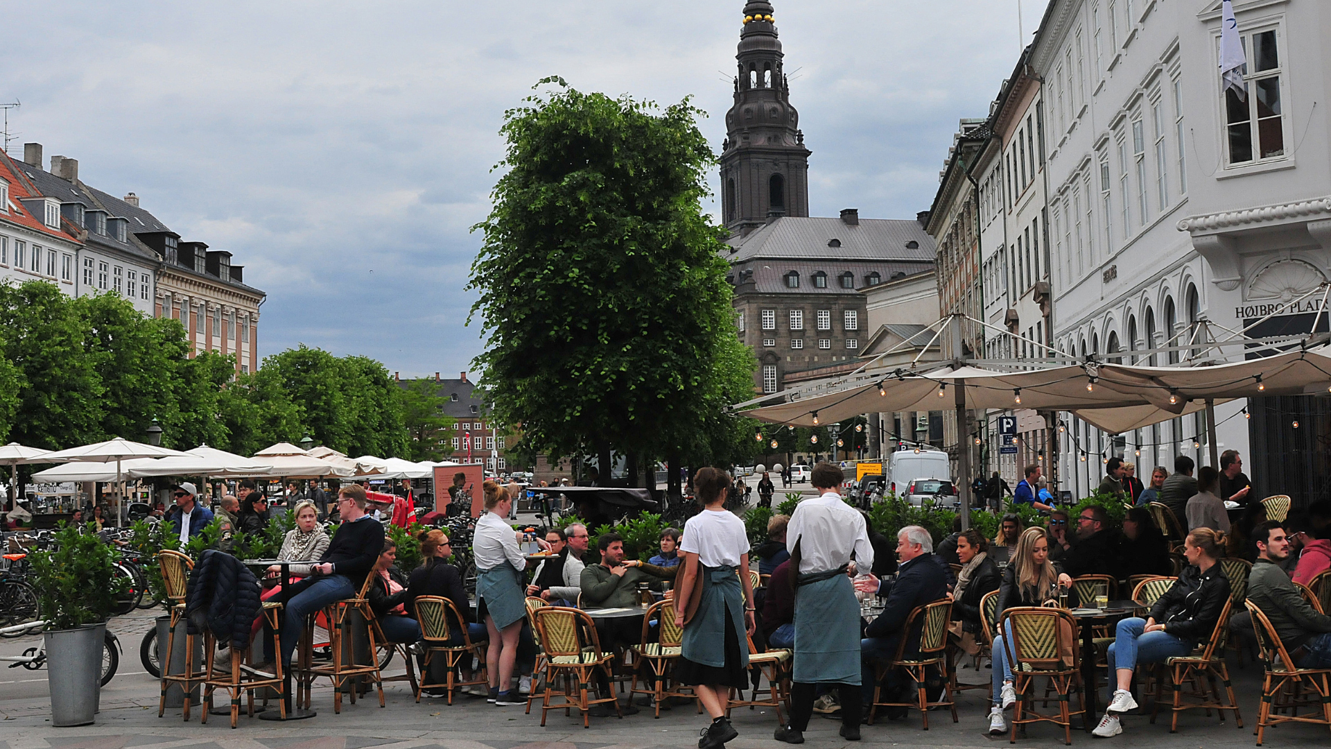 Travlhed ved cafeerne på Højbro Plads. Turismen i København er effektiv jobskaber, viser ny analyse. (Arkivfoto: © Deanpictures | Dreamstime.com