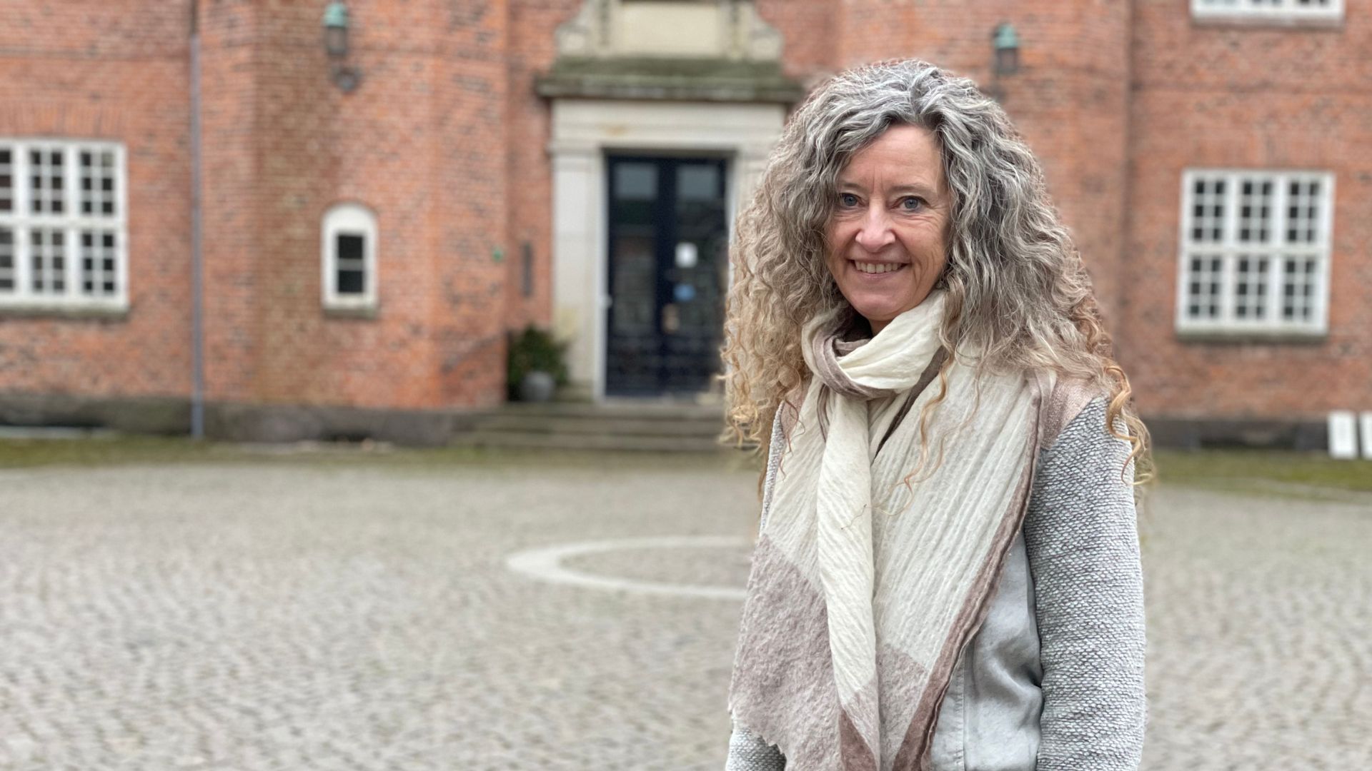 Det tidligere sindssygehospital er på få år blevet et fyrtårn for turismeudviklingen i hele Odsherred. ”Potentialet er så stort, og det er altafgørende at vi skaber synergi i hele området og ikke betragter hinanden som konkurrenter,” siger idékvinden Gitte Klausen. (Foto: Mikkel Noa Klein/Anneberg Kulturpark)