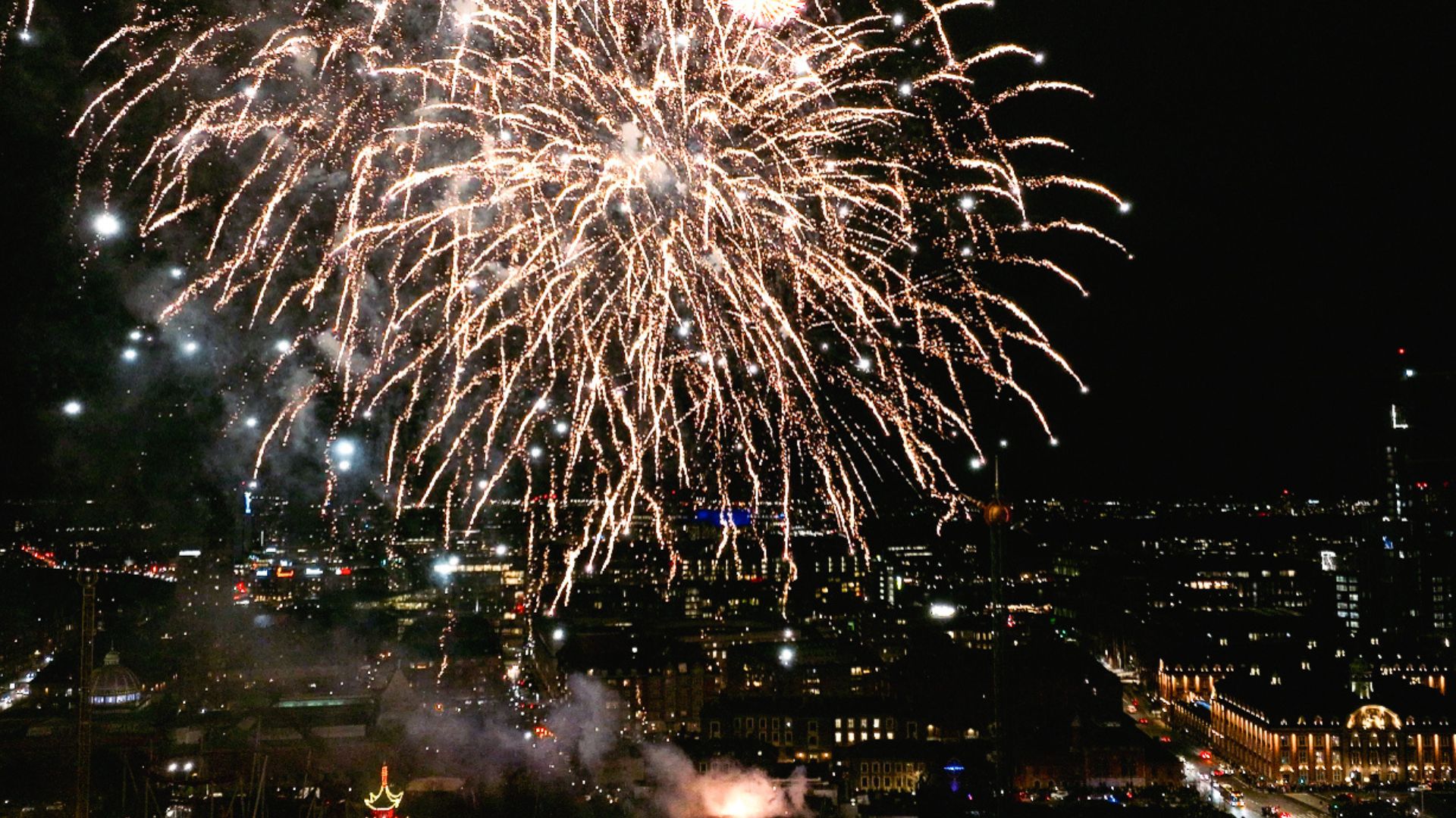 På slaget 18:00 søndag den 14. januar 2024 affyrede Tivoli det største fyrværkerishow i forlystelseshavens 180- årige historie. Anledningen var selvfølgelig tronskiftet. (Foto: Jakob Meldgaard/Tivoli)