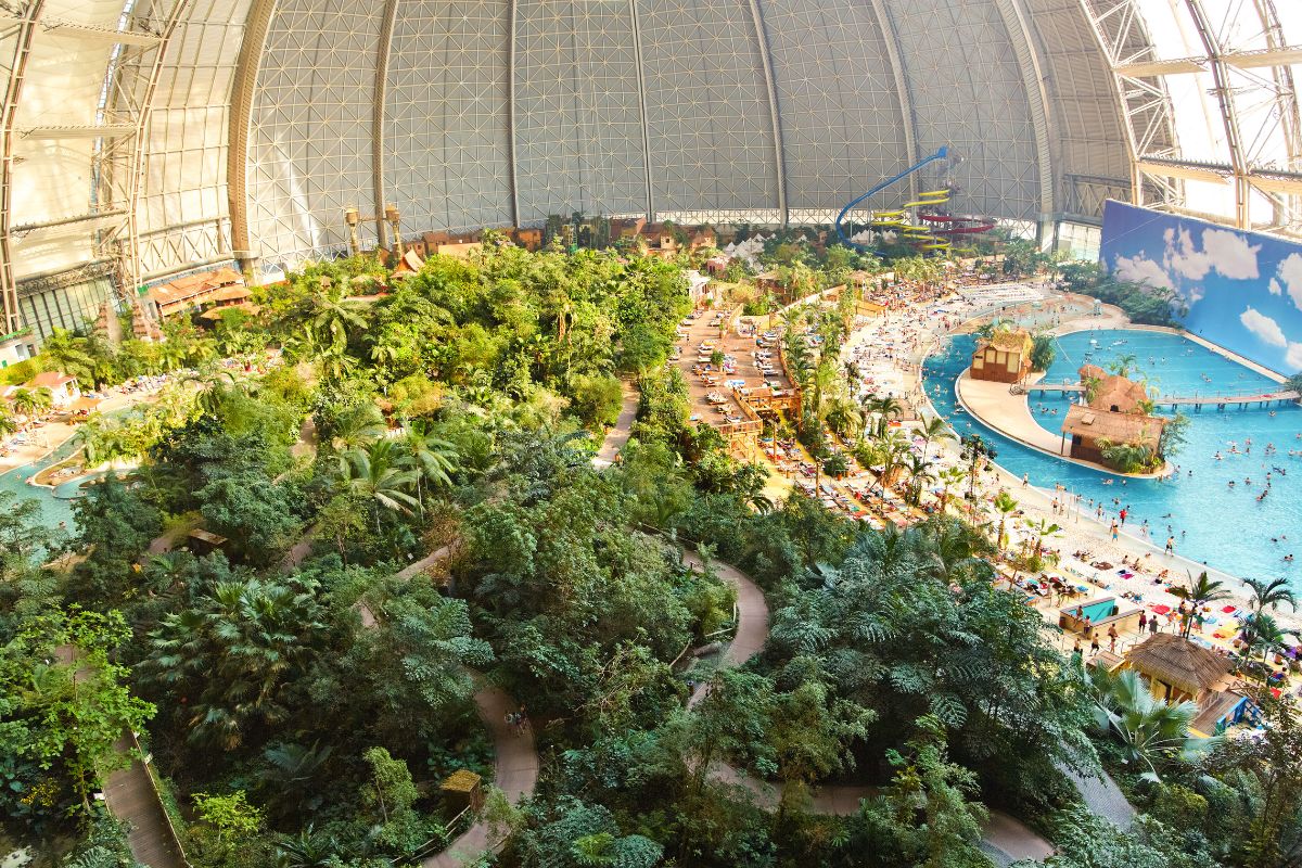 Tropical Islands ved Berlin er opført i en tidligere luftskib-hanager. Arealet svarer til 10 fodboldbaner. (PR-foto: Tropical Islands)