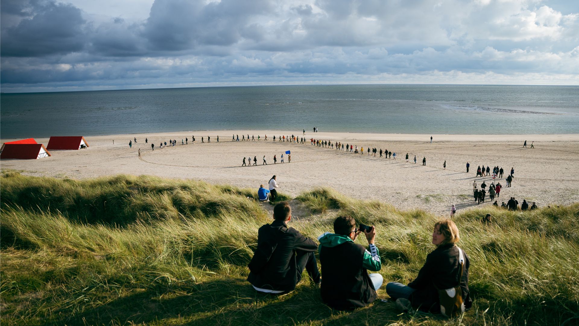 Wadden Tide åbnede 31. august 2023 med udstillingen First There Is a Mountain, hvor ni danske kunstnere og kunstnergrupper udforskede sand som historie, ressource og materiale. (PR-foto: Varde Kommune)