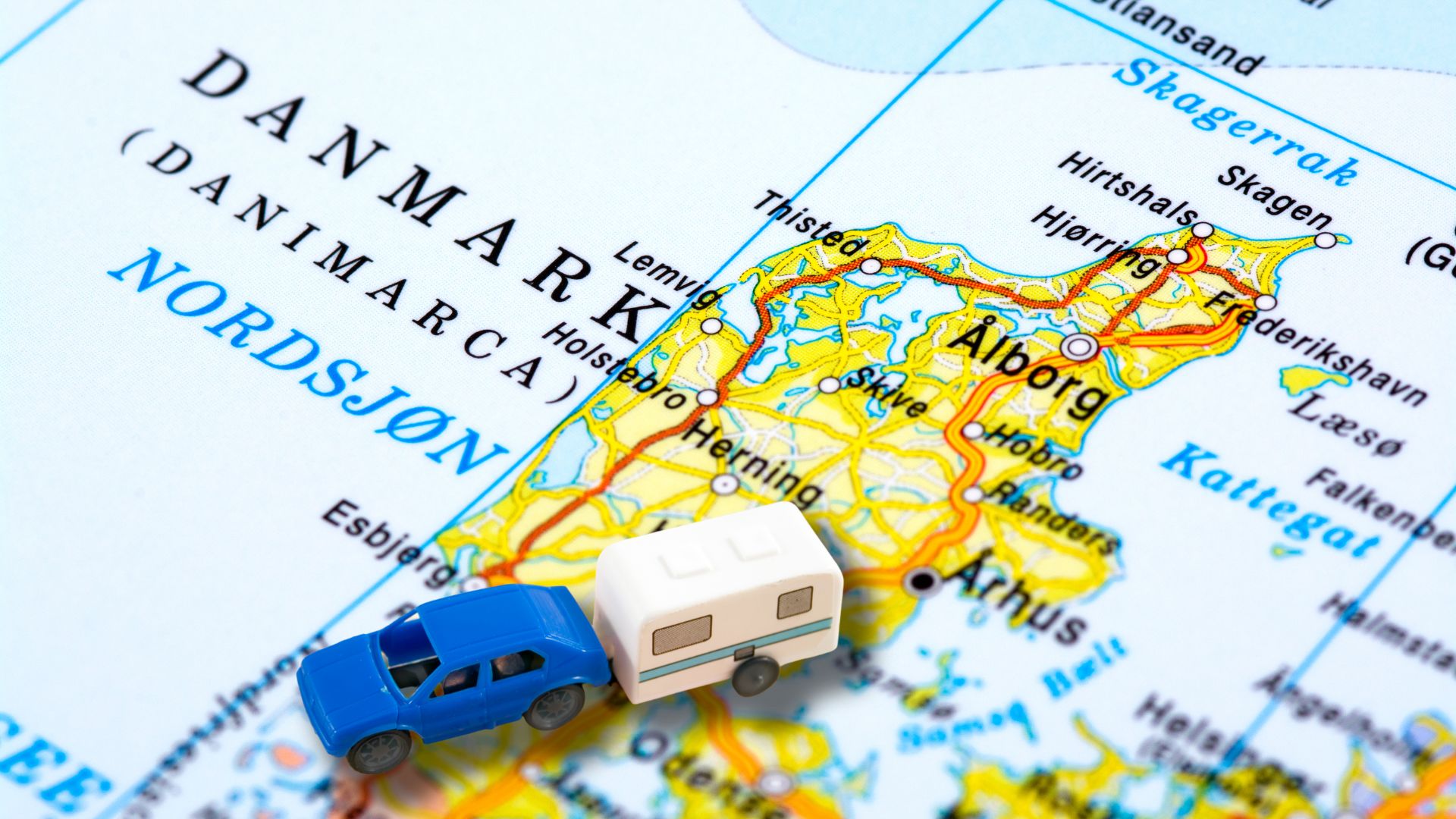 Danskernes campingferie er blevet lidt længere. Ikke desto mindre falder overnatningstallene siden de 'gyldne' coronaår. ”Vi kan ikke produktudvikle en græsplæne,” lyder det fra DK-Camps formand. (Grafik: Turisme.nu)