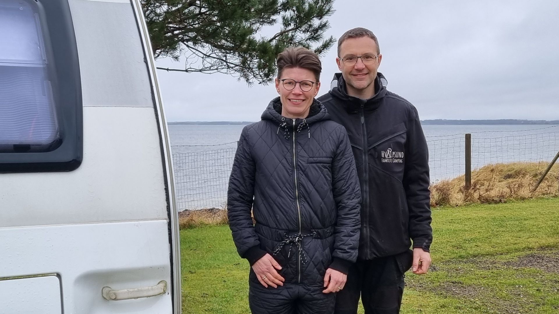 Hvalpsund Familie Camping i Destination Himmerland har som den kun 2. plads i Danmark opnået certificering med EU-Blomsten. Særligt mødet med juraen og det store dokumentationskrav var udfordrende, fortæller indehaverne Sofie og Brian Midtgaard Skov. (Foto: privat)