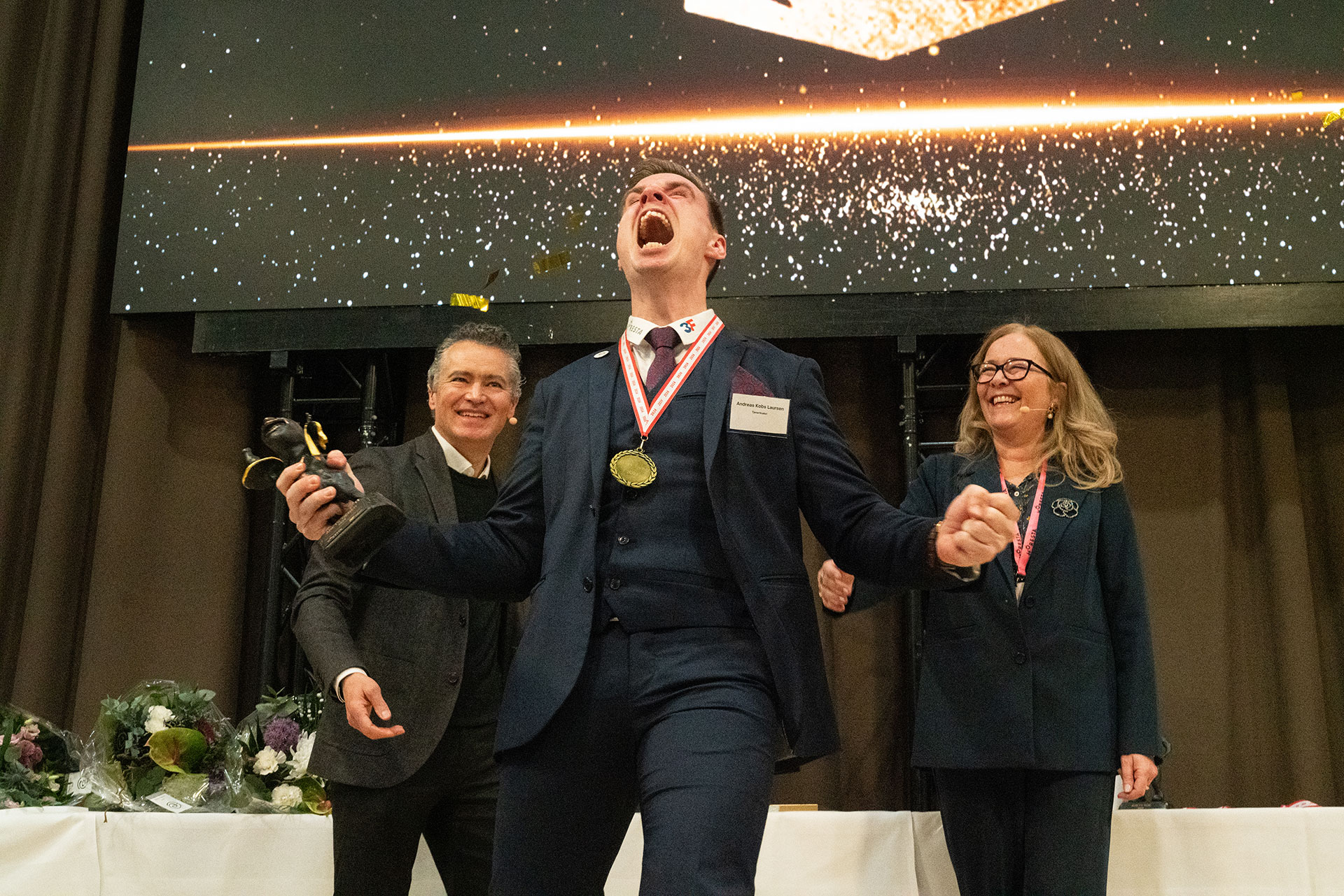 Årets Tjener 2024 blev Andreas Kobs Laursen fra Restaurant Treetop ved Munkebjerg Hotel. Hans kollega i køkkenet Bjarke Jeppesen løb med titlen som Årets Kok. (Foto: Arek Pedersen/HORESTA)