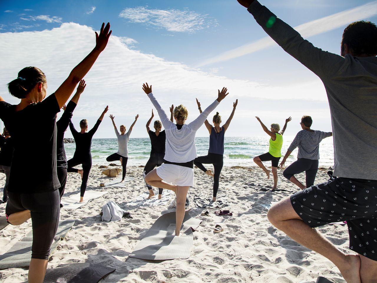 Yoga på stranden på Samsø. (Arkivfoto: Jeanette Philipsen/VisitSamsø)