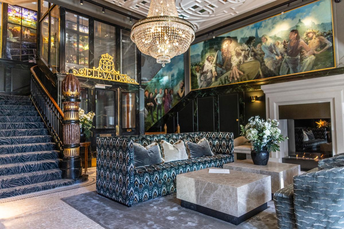 Renoveringen af Hotel Royal omfatter bl.a. en forvandling af hotellets oprindelige 69 værelser samt etablering af fem nye værelser, herunder en ny, stor brudesuite med udsigt til Aarhus Domkirke.Derudover vil kommende gæster på hotellet efter en varm velkomst af en dørmand med høj hat møde en gennemrenoveret lobby, en forvandling af hotellets centrale atriumgård, Queens Garden. (Foto Jesper Rais/Bühlmann)