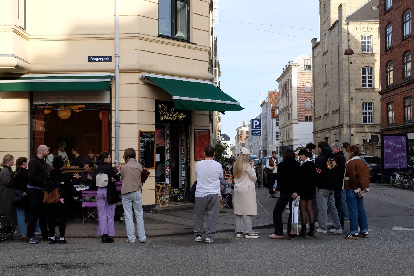 Forventningsfulde gæster står gerne i kø foran instagram-hotspot Fabro i København. (Foto: Lotte van den Hout)