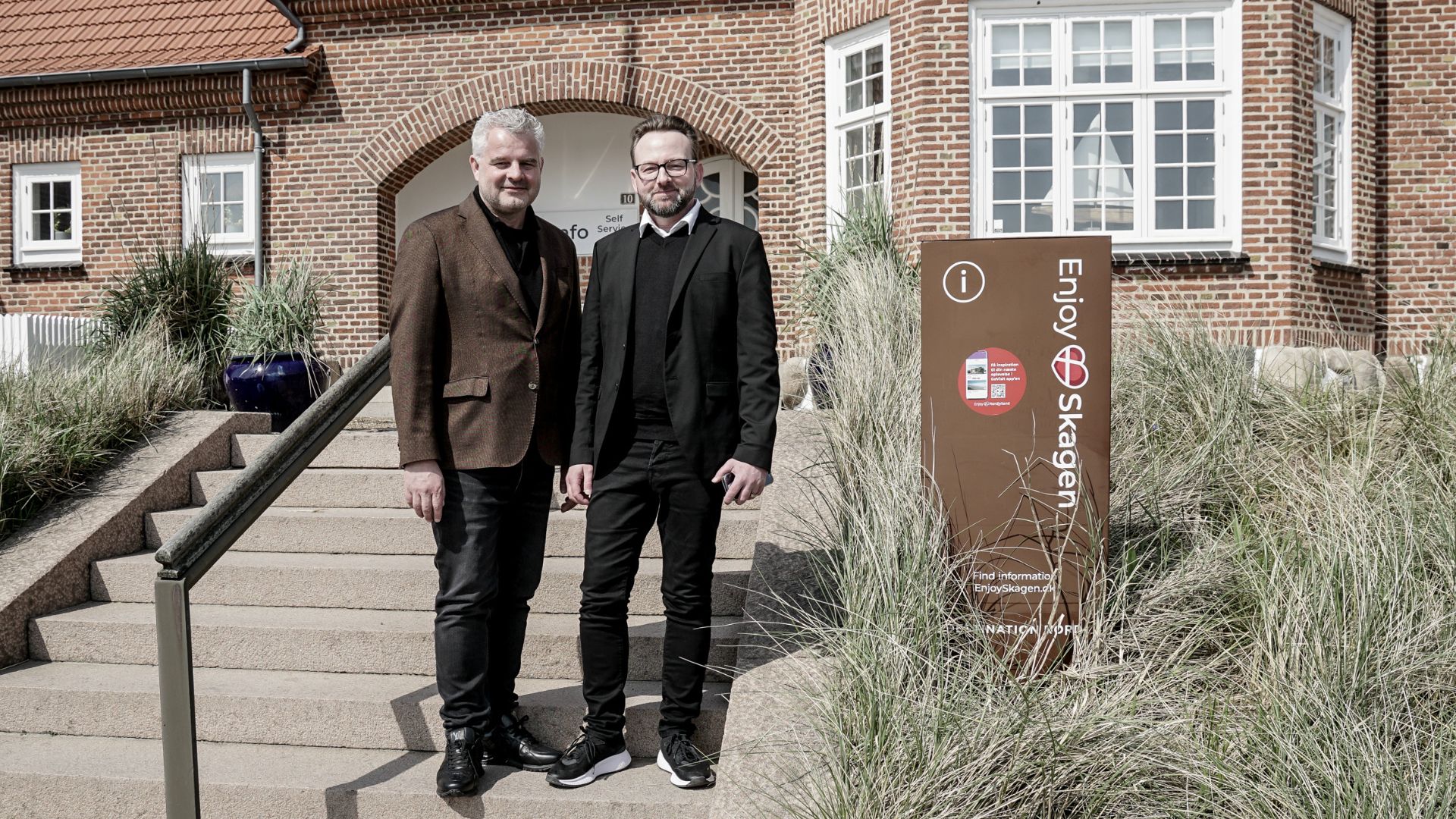 Direktør i Destination Nord, Tonny Skovsted Thorup, (tv) og Nicolai J. Nissen foran kontoret i Skagen, hvor turistforeningen fremover skal stå for turistservice. (PR-foto)