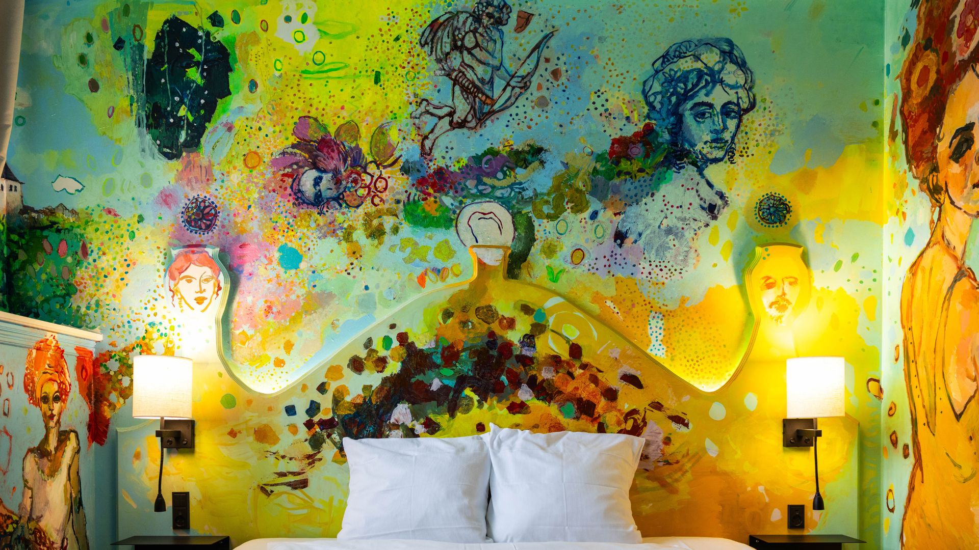 På Hotel Dalgas kan gæsterne tjekke ind på 9 særlige kunstværelser, der er udsmykket af lokale kunstnere. Her værelset udsmykket af Finn Birkelund. (PR-foto)