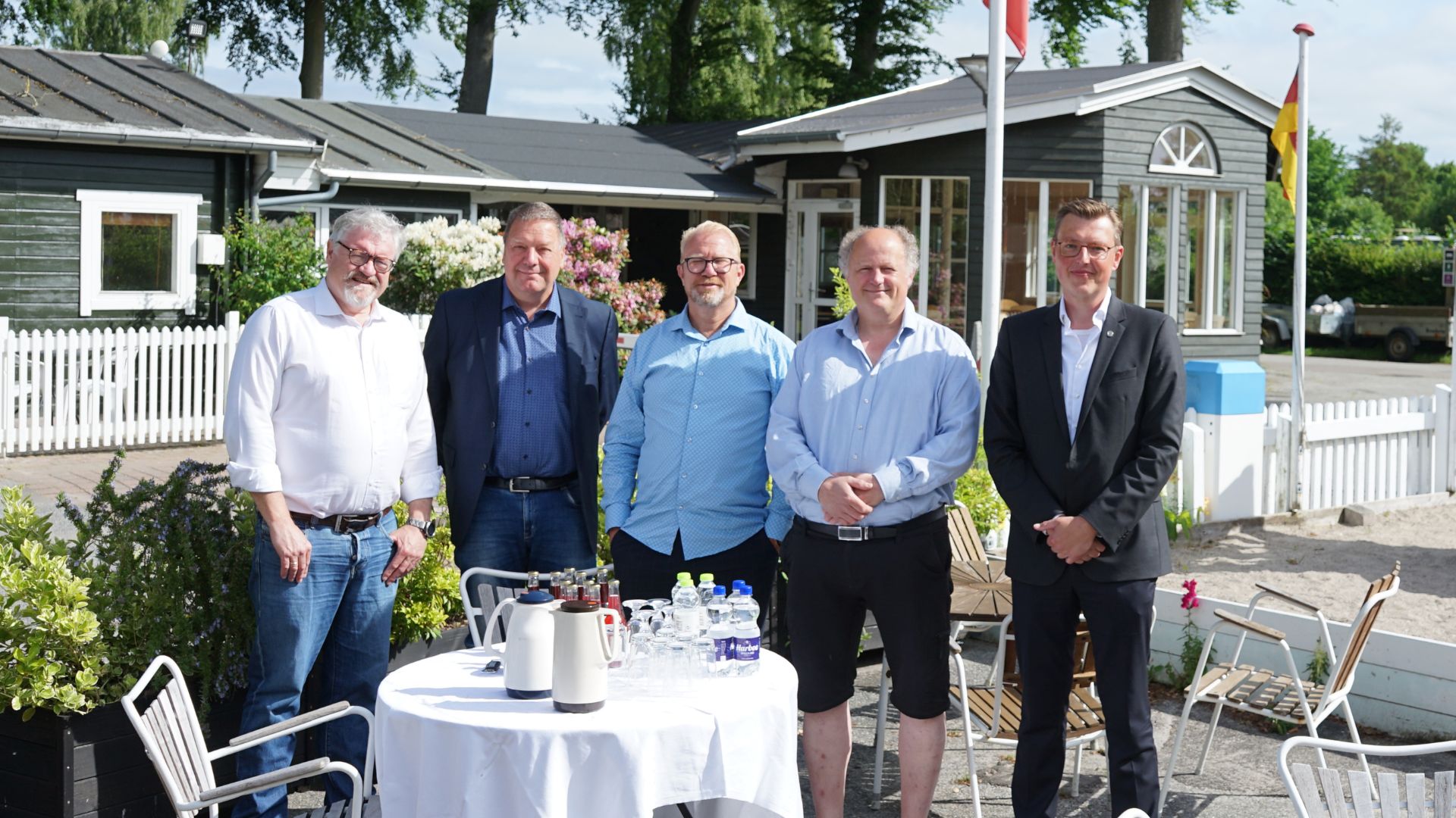 Nysted Strand Camping fik forleden overrakt registreringsbeviset som tegn på, at campingpladsen er CO2-neutral. Fra højre: Kasper Roug (Klimaordfører, Soc. Dem.,, Henrik Søby, Mikal Holt Jensen (Visit Denmark), Lindy Kjøller (Visit Lolland Falster), Steffen Wissing (rådgivende ingenør). (PR-foto)