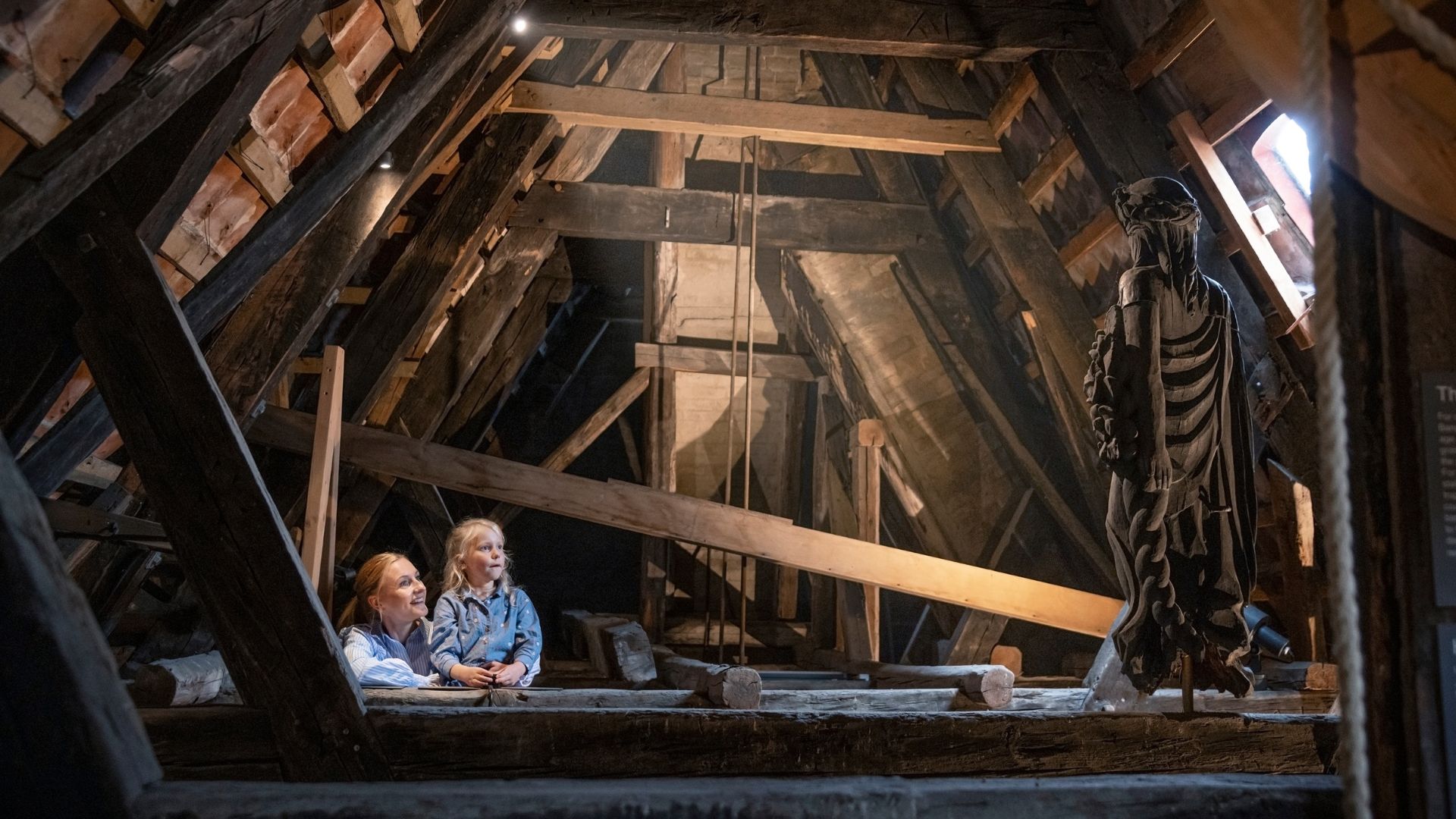På en af museets byvandringer er omdrejningspunktet storkøbmanden Jens Bang og hans kendte stenhus, der i år fylder 400 år. Byvandringen slutter allerøverst oppe på stenhusets pakloft, hvor man kan se arkitekturen og nedpillede sandsten fra husets facade. (Foto: Kjetil Løite, Vesterbro Fotograferne)