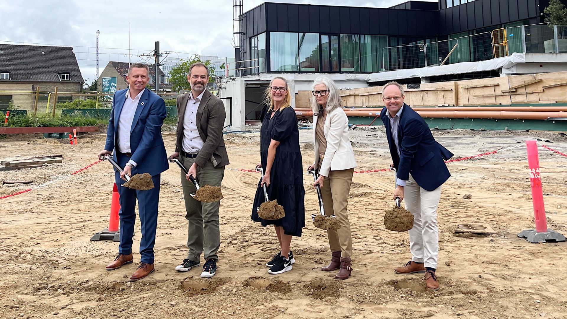 Spadestikket til det nye hoteltårn i Aarhus blev foretaget af CEO i Comwell Hotels, Peter Schelde, Aarhus’ borgmester Jacob Bundsgaard, bygherre Anette Lorenzen (HL Ejendomme), næstformand og medejer af Comwell Hotels, Birthe Christiansen samt direktør i Nordstern, Claus Møller. (PR-foto)