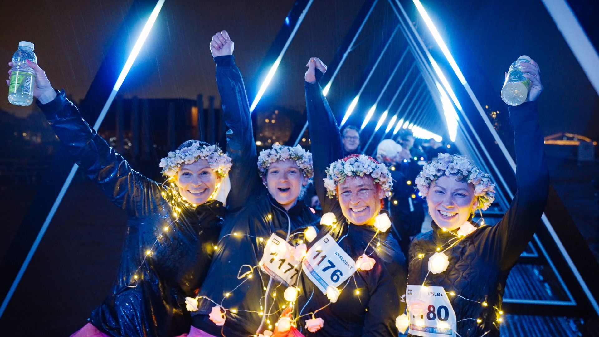 Lysløbet under Copenhagen Light Festival søndag d. 18. februar, havde trods regn tiltrukket 744 løbere til at deltage i det levende lysværk på den 7,7 km lange løberute. Ruten langs havnen gik forbi 16 ud af de 50 værker, der var en del af lysfestivalen. Nu viser en analyse, at festivalen trækker gæster til fra hele København. (Foto: Copenhagen Light Festival/Christoffer Askman, vnr.TV)