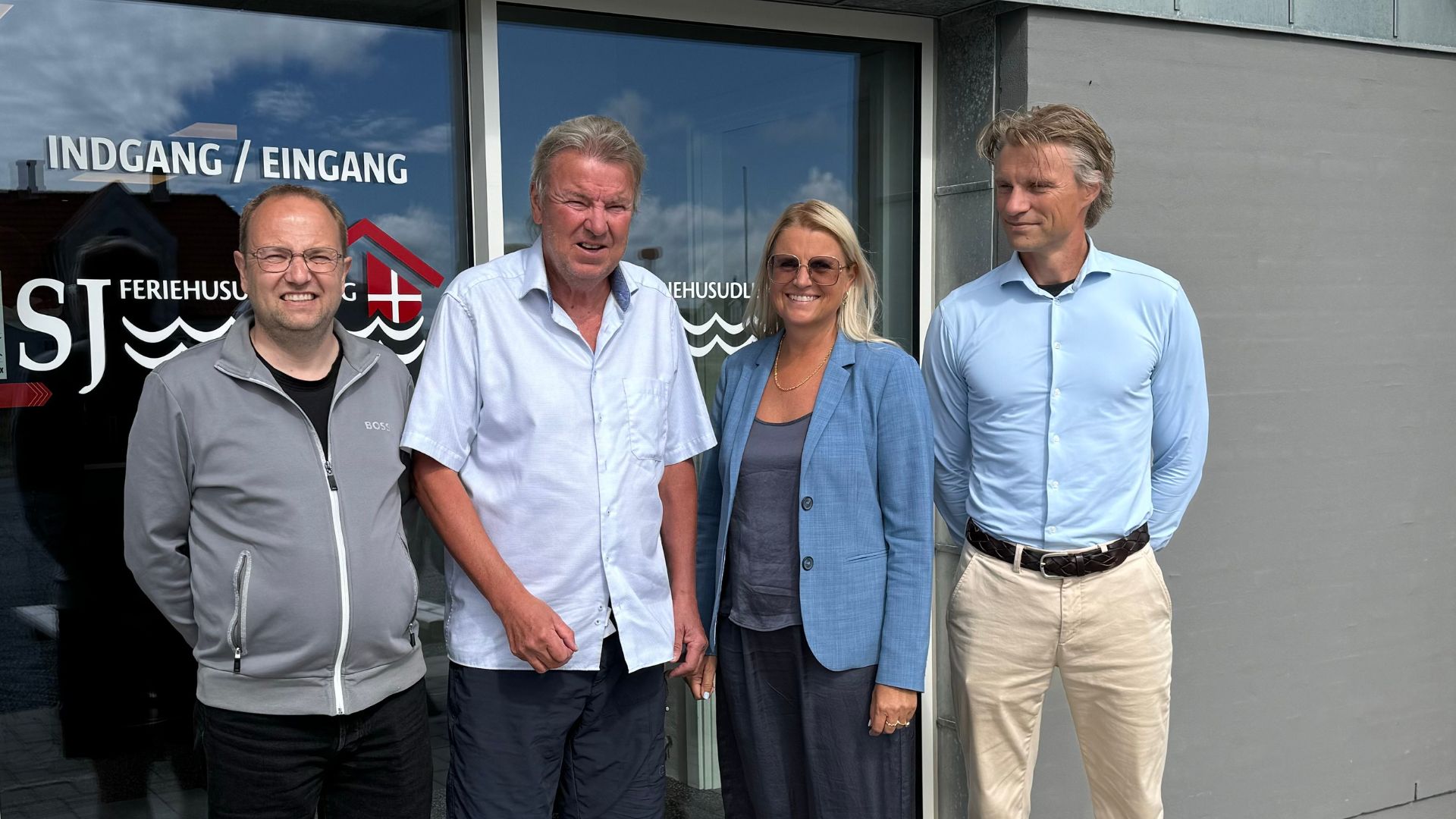 Direktør Tommas Hansen, (tv.), Steen Jørgensen, Lene Slaikjær Grønlund og Steen Slaikjær (th.) foran SJ Feriehusudlejning. (PR-foto)