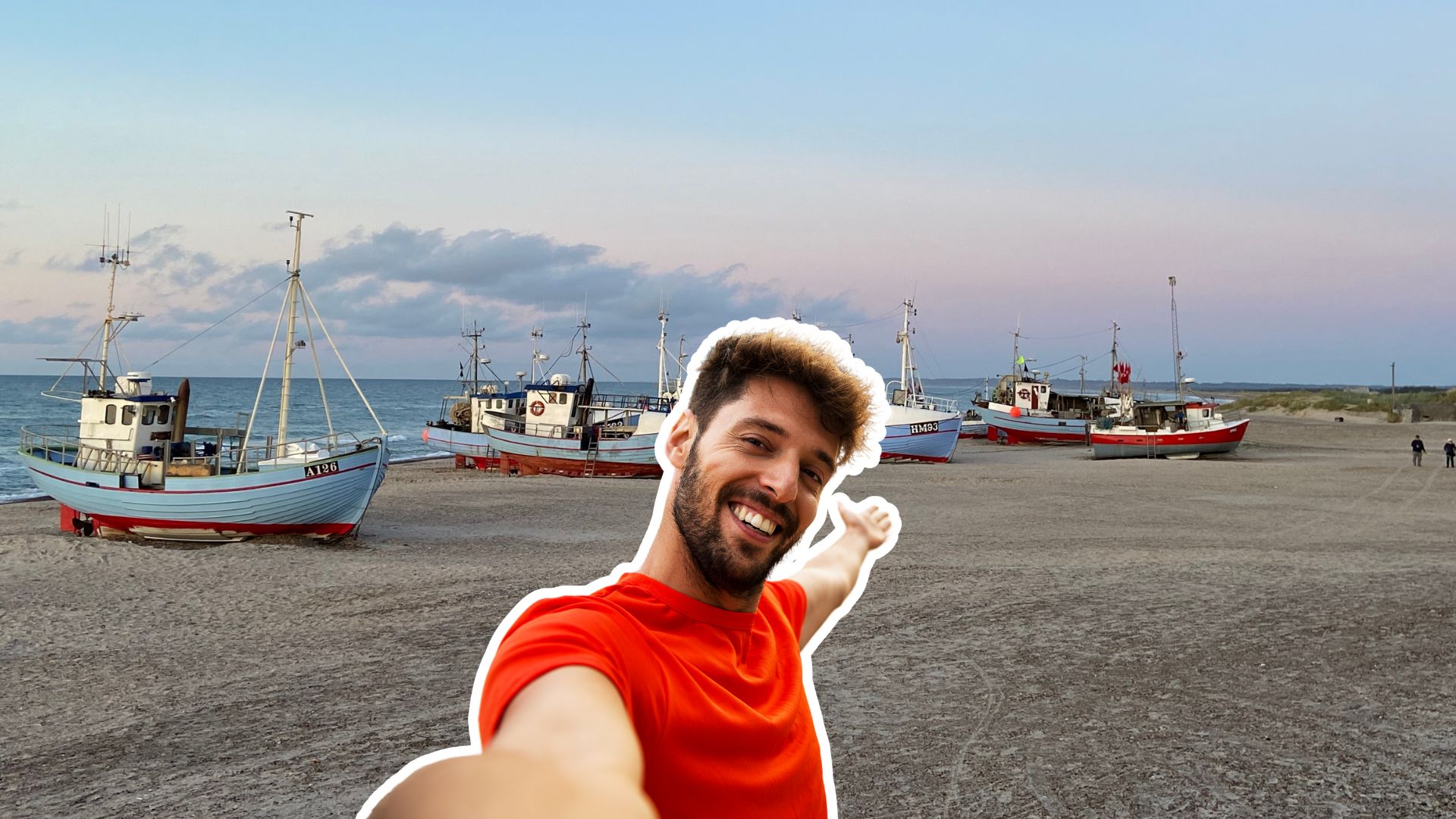 Forskere ved Københavns Universitet har fundet en sammenhæng mellem fiskerifartøjer og den lokale kystturisme. Forskerne fremhæver bl.a. erfaringer fra Torup Strand i Nordvestjylland. (Foto: Lars Bo Axelholm/Collage: Turisme.nu)