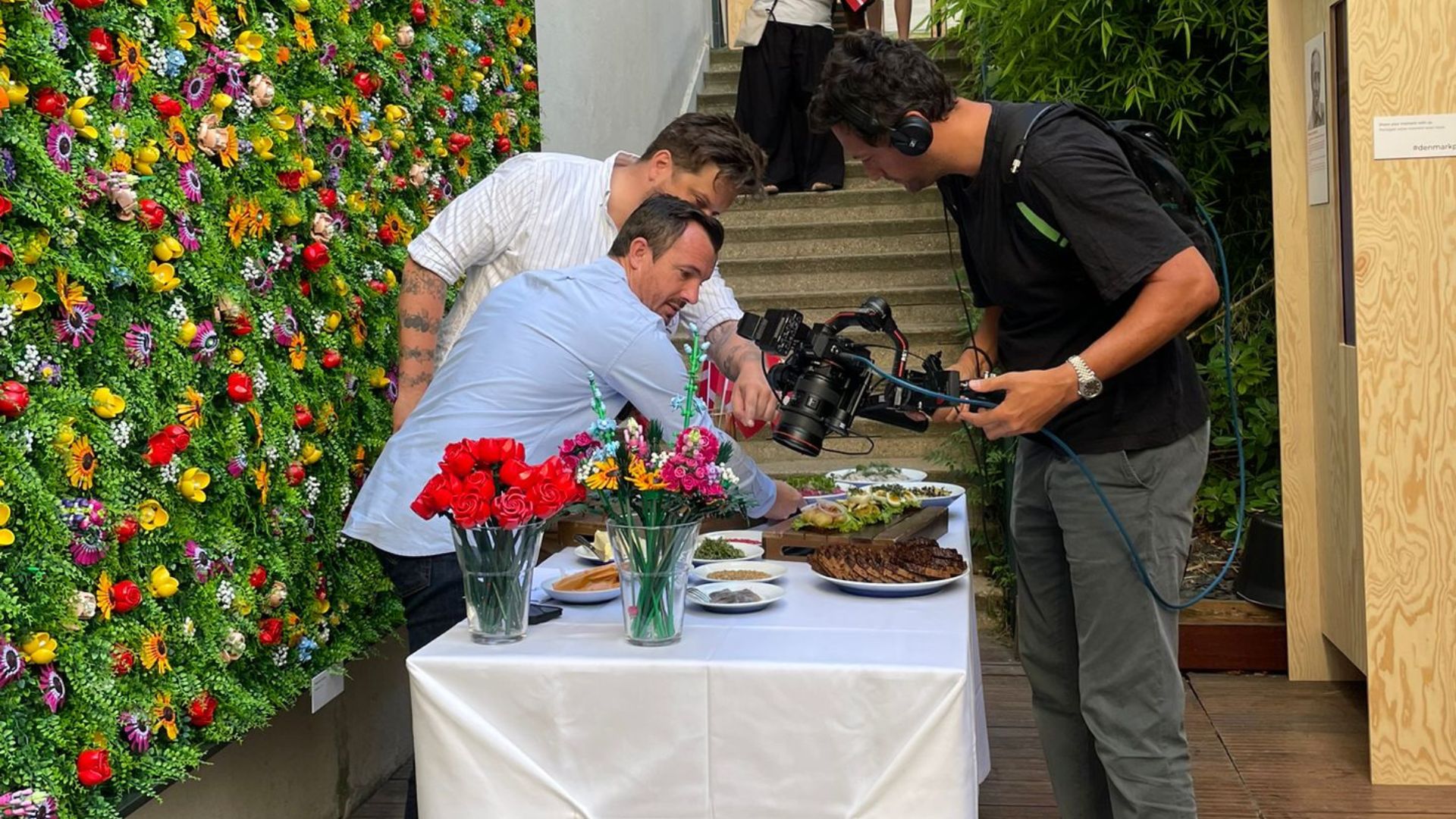 Journalisten Loïc Ballet besøgte Den danske pavillon i Paris, hvor han fik en introduktion til smørrebrød af den dansk-franske kok Yves Le Lay. (PR-foto)