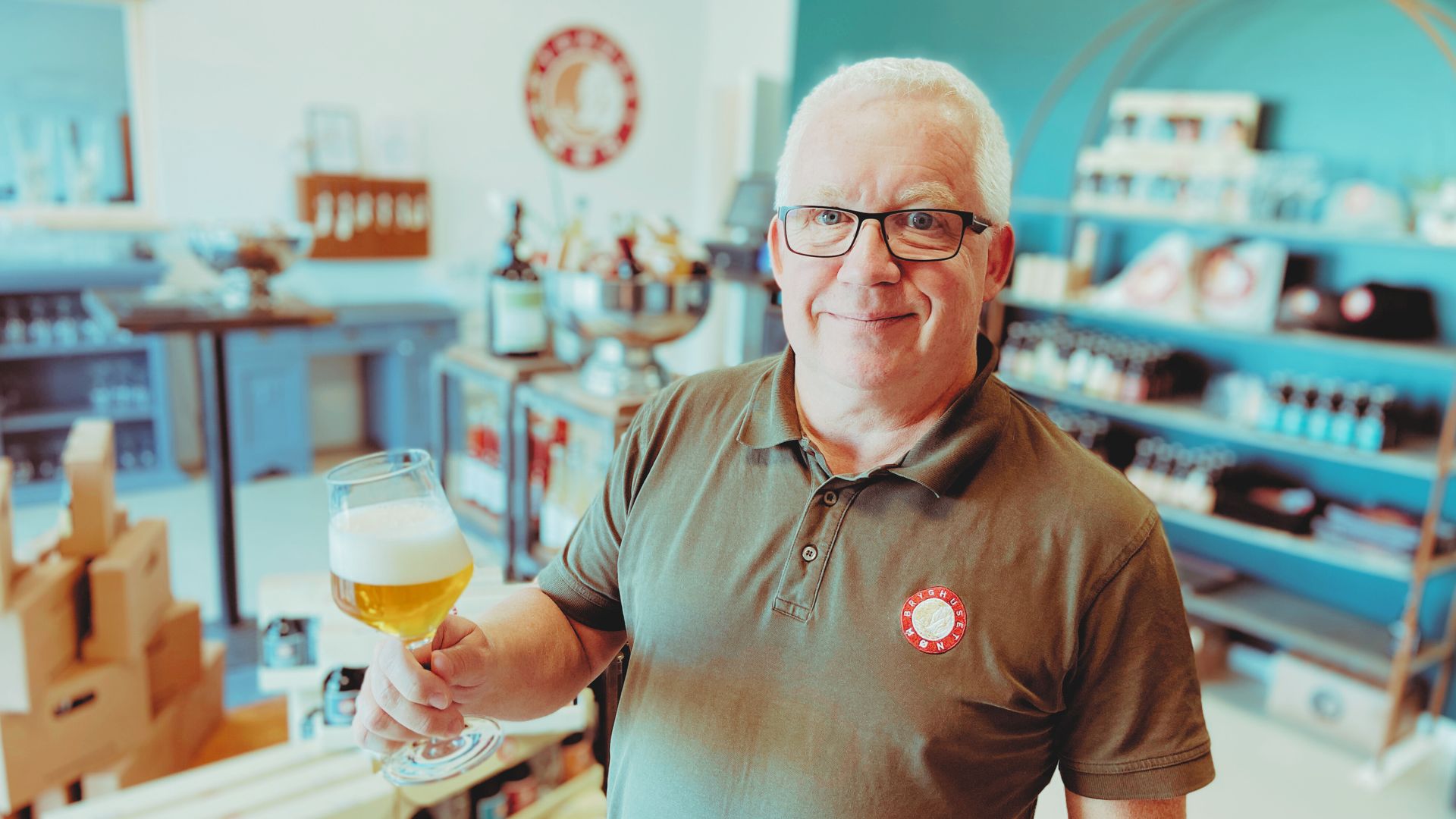 Carsten Johansen i bryghusets nye besøgscenter. Her kan man både købe øl, vand og gavepakker med hjem. Eller nyde en øl på terrassen foran. (Foto: Lars Bo Axelholm)