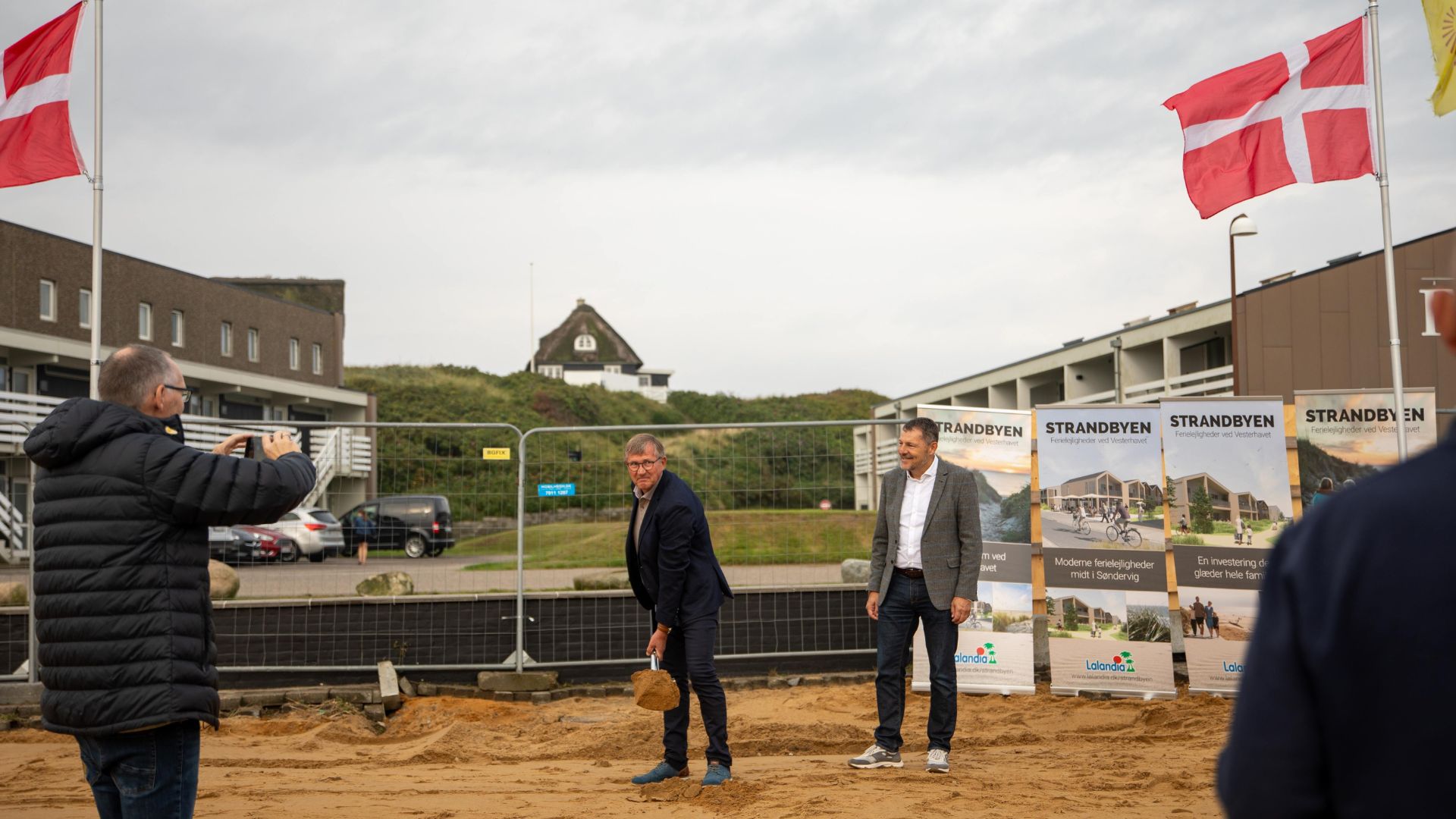 141 nye ferielejligheder er på vej i Søndervig i Ringkøbing-Skjern Kommune. Det første spadestik blev taget af borgmester Hans Østergaard, sammen med adm. direktør i Lalandia, Jan Harrit. De nye ferielejligheder er tegnet af arkitektfirmaet Bay Arch, og byggeriet skal opføres af Junge Byg. De første ferielejligheder vil være klar til brug i foråret 2025. (Foto: Lalandia)
