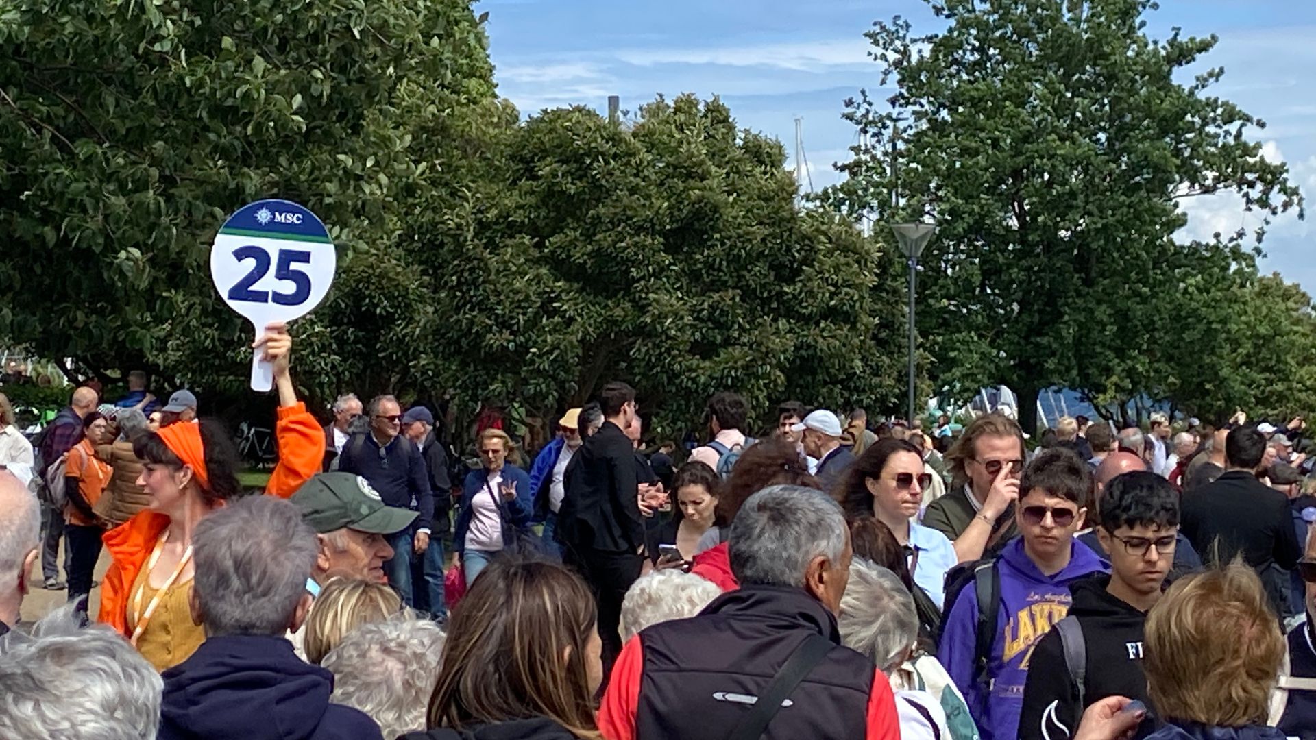 Københavns Kommune, har sammen med Aalborg Universitet, Wonderful Copenhagen, We Do Democracy, Nationalmuseet, Københavns Museum og Storyhunt fået 35 millioner til at se på nye løsninger, der kan sikre en balanceret og bæredygtig udvikling af turismen i hovedstaden. På billedet flokkes turisterne ved Den Lille Havfrue, juli 2024. (Arkivfoto: Lars Bo Axelholm)