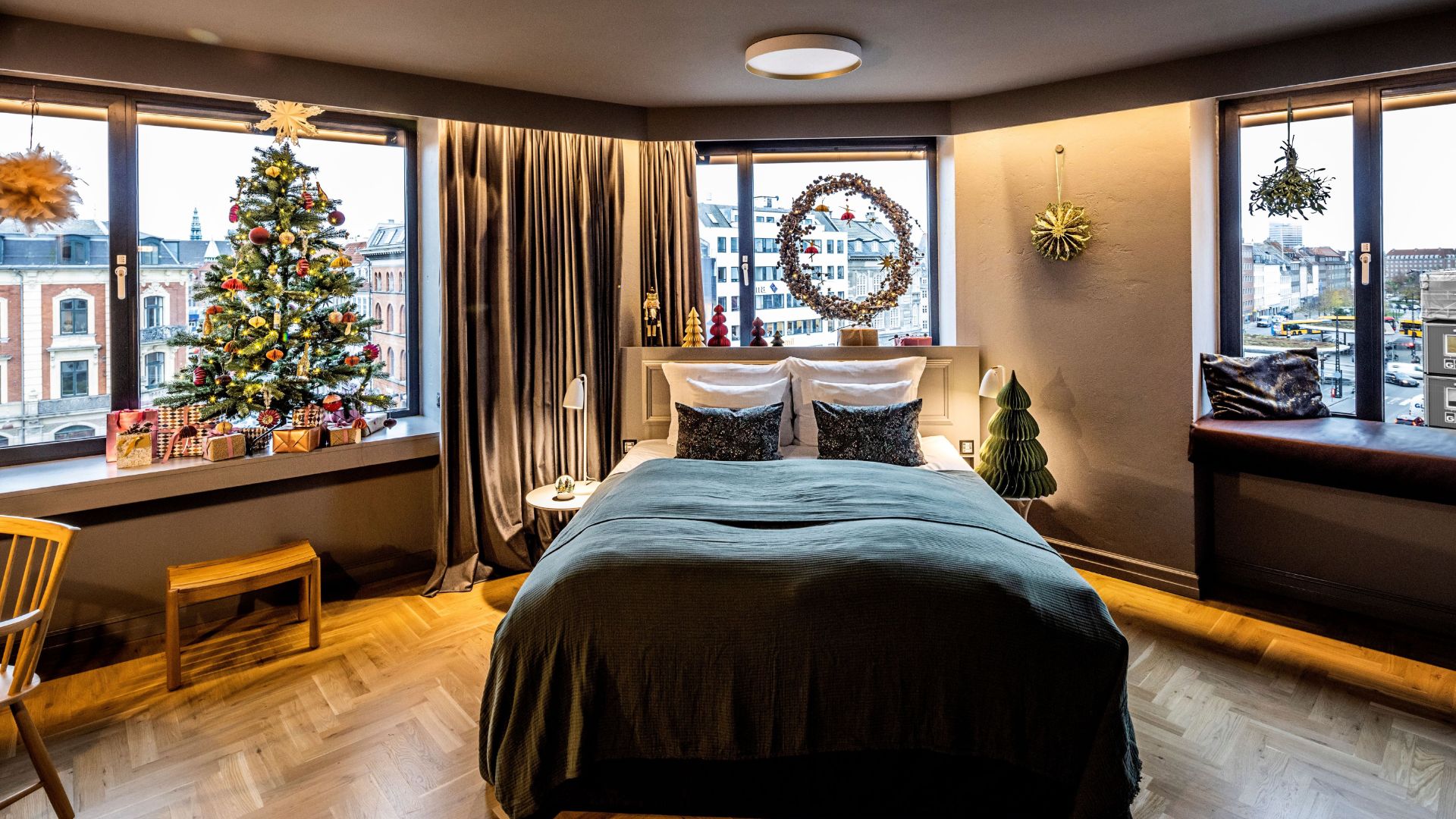 På boutique-hotellet Scandic Nørreport har stylisten Sidsel Zachariassen ladet sig inspirere af hotellets placering i det klassiske København, og det er derfor H.C. Andersens eventyr og traditionel dansk jul, der her sætter stemningen for den ekstraordinære juleoplevelse. (PR-foto: Scandic)