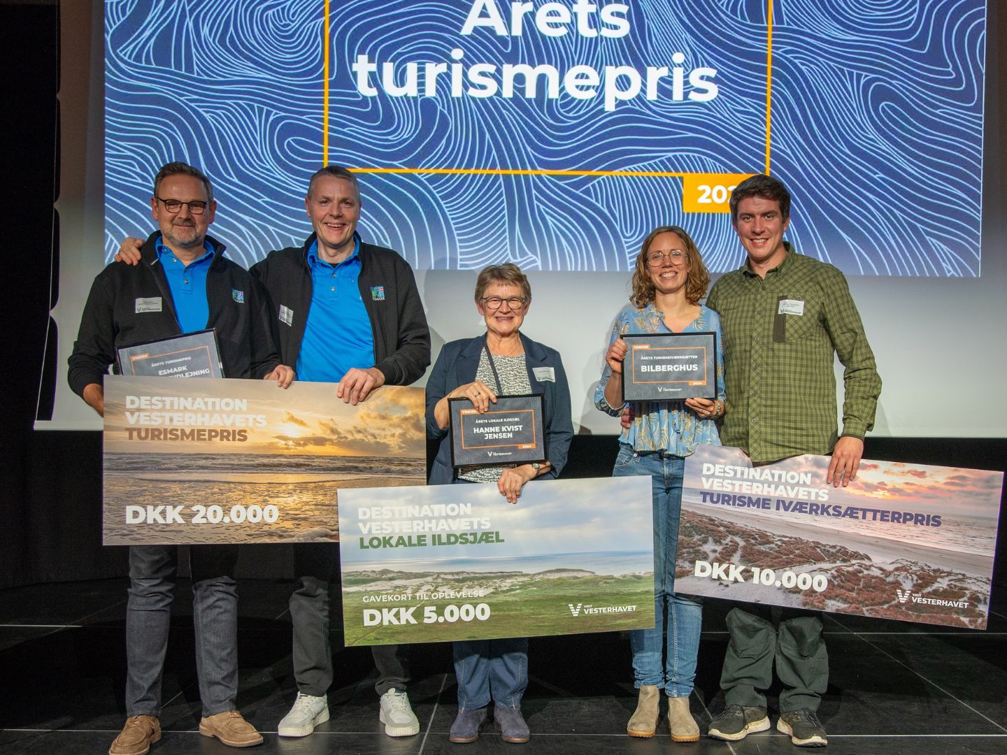 Esmark, Bilberg – beyond Bed & Breakfast og Hvide Sandes klitfoged og formand for borgerforeningen, Hanne Kvist Jensen, løb med Destination Vesterhavets turismepriser 2024. (Foto: Destination Vesterhavet.)