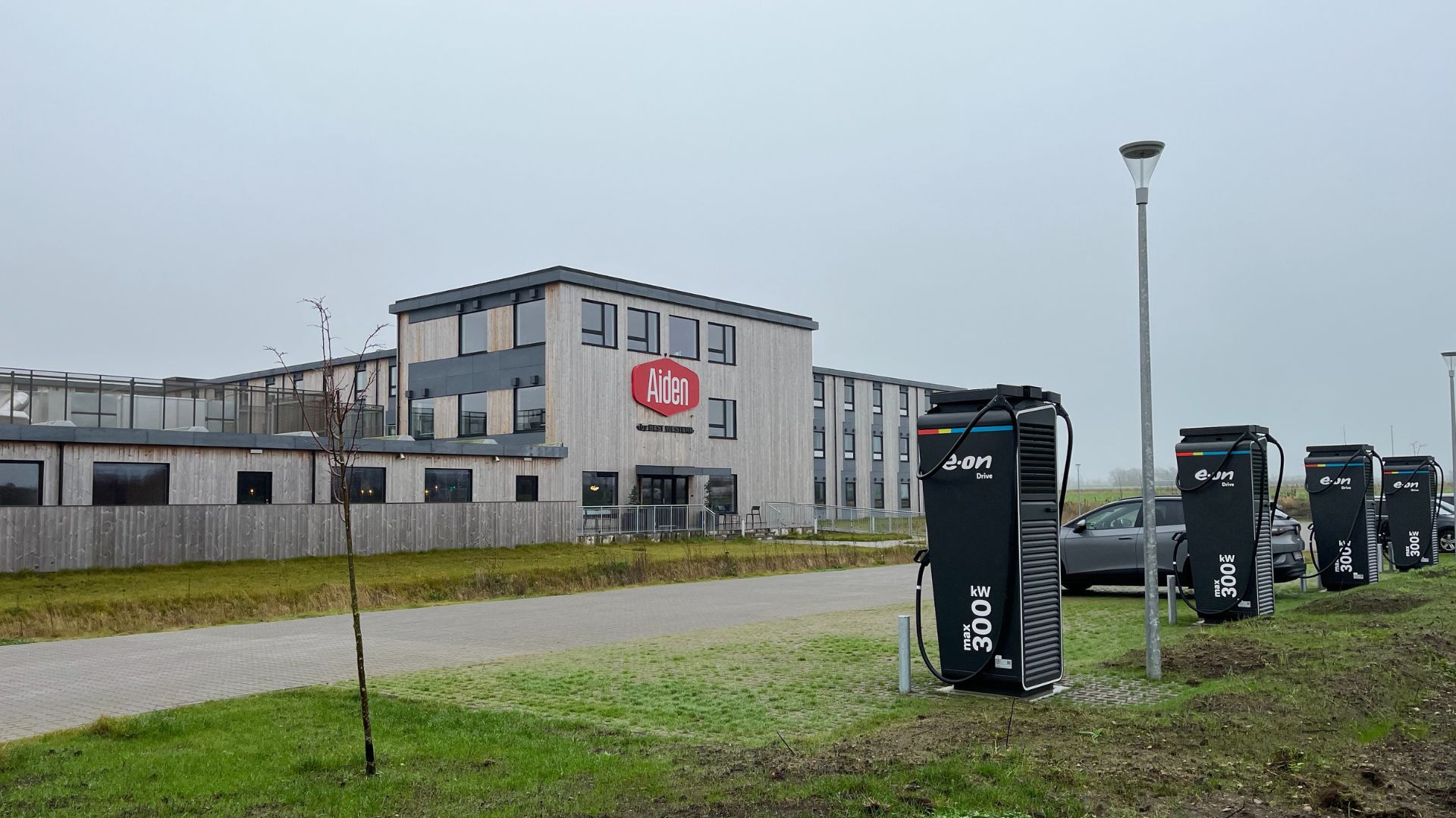 Aiden by Best Western ser stadig flere gæster ankomme i elbil. Derfor har man nu indledt samarbejde om at opføre ladestandere. (PR-foto)