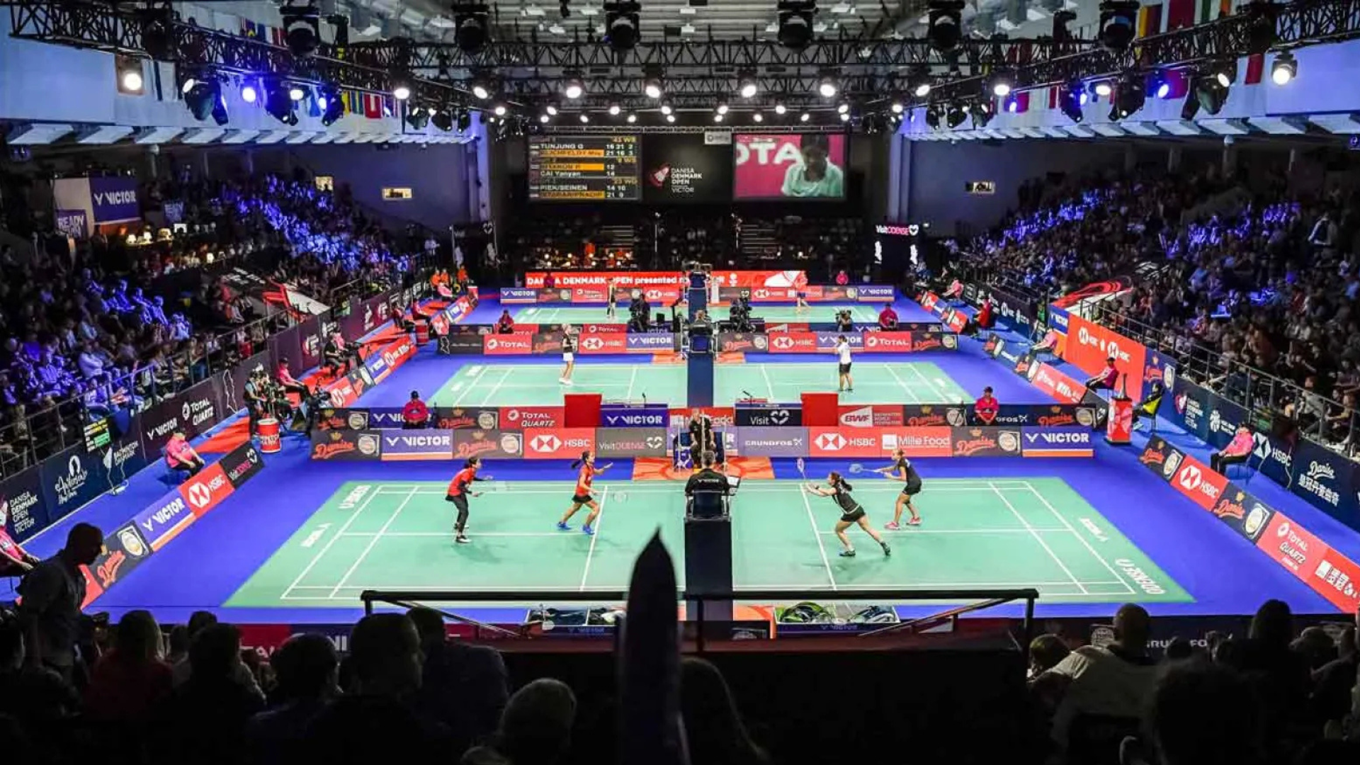 Badmintonspilleren Viktor Axelsen i kamp under Denmark Open i Odense